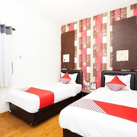 Oyo 425 Mojokerto Guesthouse מראה חיצוני תמונה